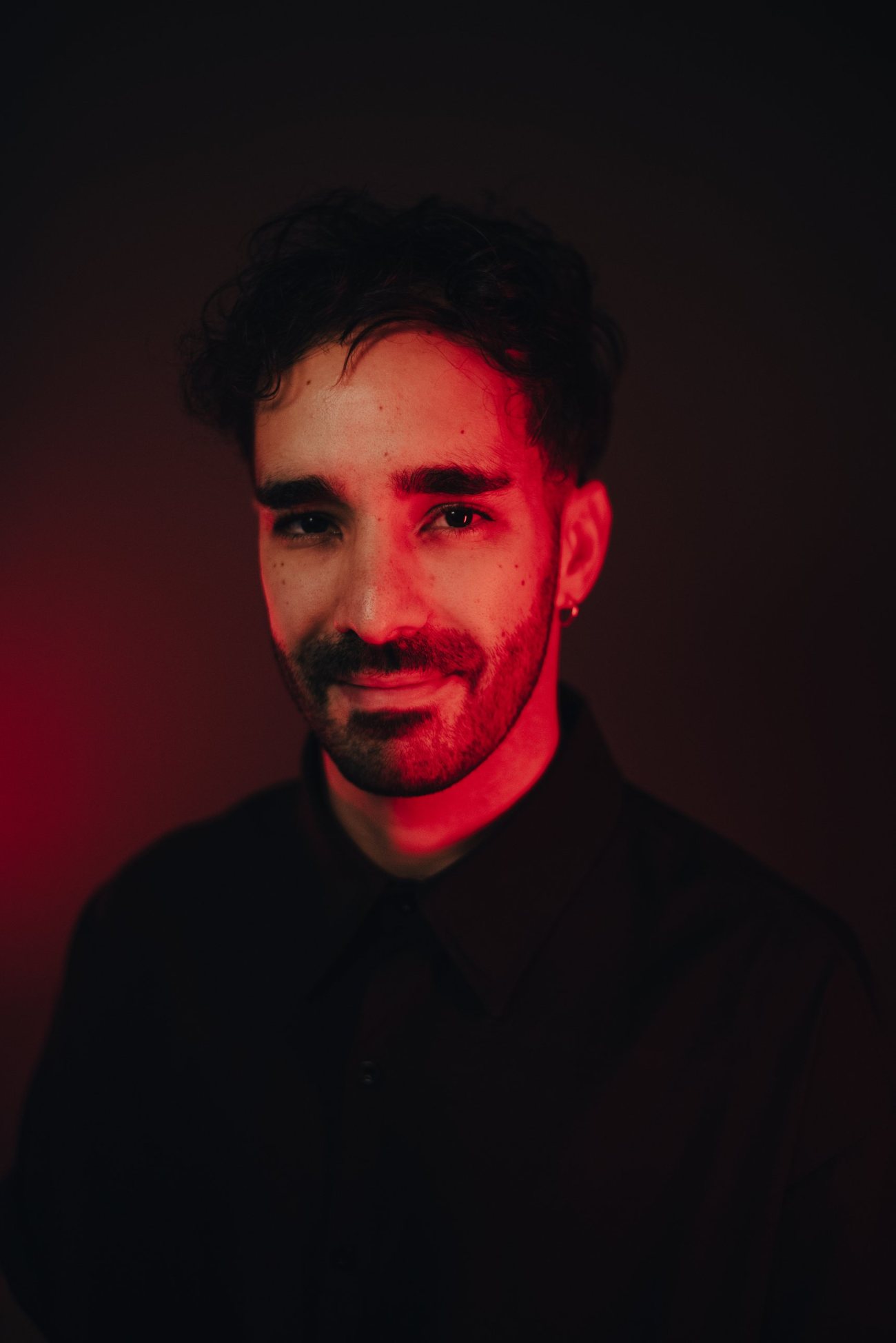 Retrato de Gabriel Motta sob luz vermelha